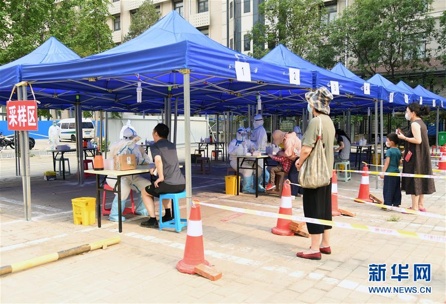 （新華全媒頭條·圖文互動(dòng)）（4）構(gòu)筑守護(hù)城市、守護(hù)生命的堅(jiān)強(qiáng)防線——北京開展大規(guī)模核酸檢測(cè)