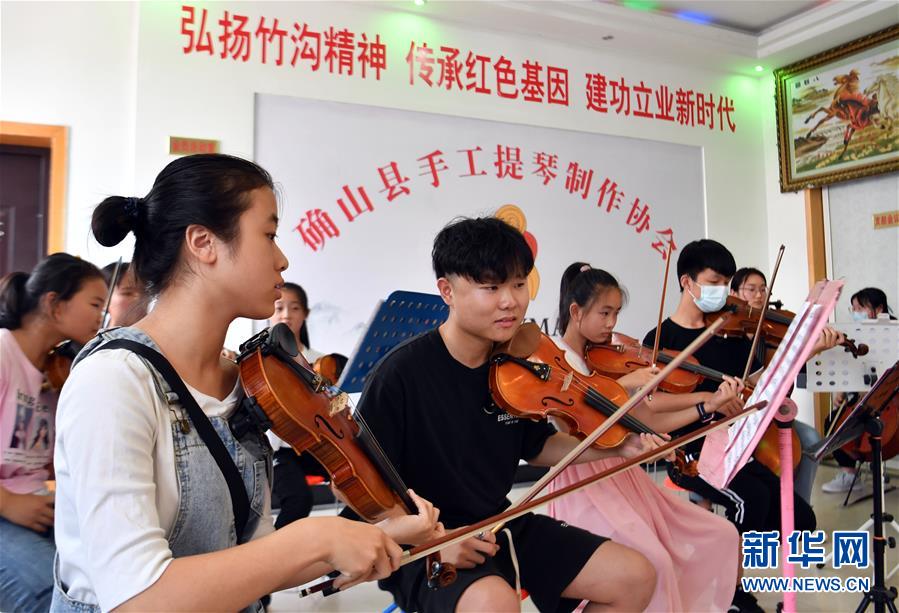 （走向我們的小康生活·圖文互動）（8）放下鋤頭，卻撥動命運的琴弦
