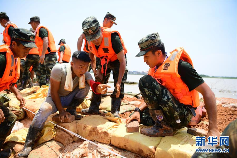 （防汛抗洪·圖文互動）（2）洪水不退，子弟兵誓死不退——解放軍和武警部隊官兵參與洪澇災害搶險救援記事