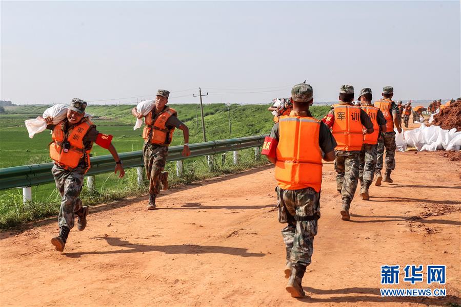 （防汛抗洪·圖文互動）（5）洪水不退，子弟兵誓死不退——解放軍和武警部隊官兵參與洪澇災害搶險救援記事