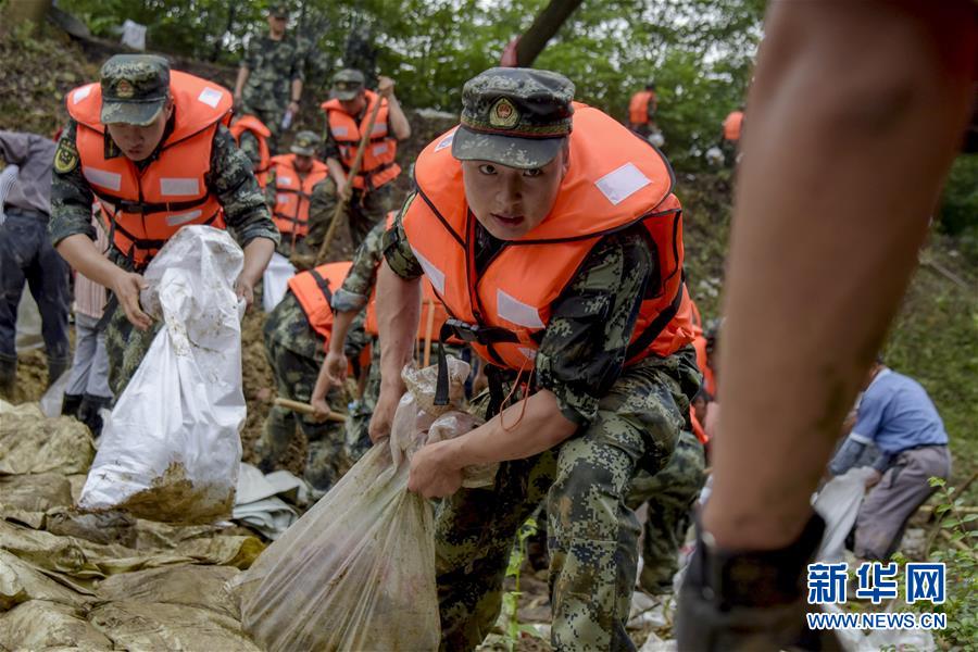 （防汛抗洪·圖文互動）（6）洪水不退，子弟兵誓死不退——解放軍和武警部隊官兵參與洪澇災害搶險救援記事