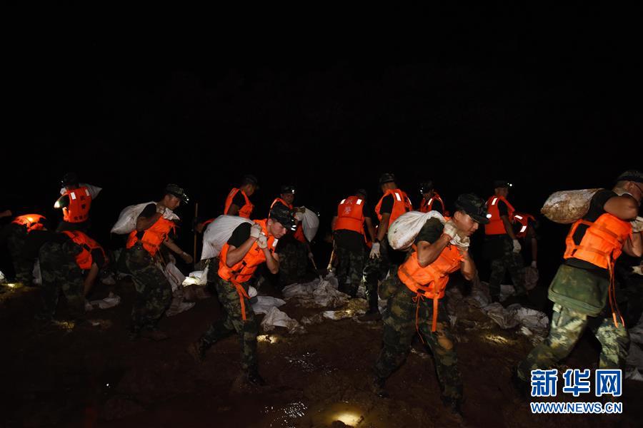 （防汛抗洪·圖文互動）（7）洪水不退，子弟兵誓死不退——解放軍和武警部隊官兵參與洪澇災害搶險救援記事