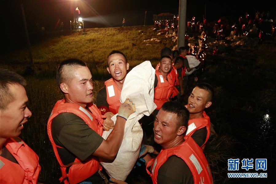 （防汛抗洪·圖文互動）（8）洪水不退，子弟兵誓死不退——解放軍和武警部隊官兵參與洪澇災害搶險救援記事