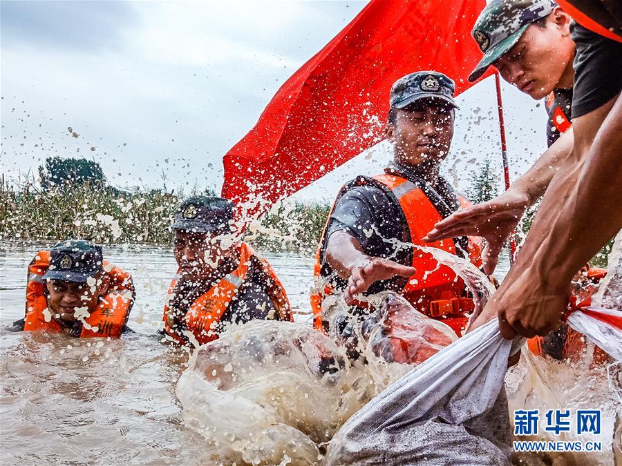 （防汛抗洪·圖文互動）（9）洪水不退，子弟兵誓死不退——解放軍和武警部隊官兵參與洪澇災害搶險救援記事