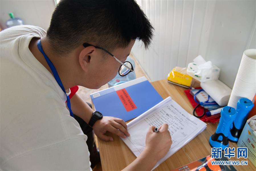（防汛抗洪·圖文互動(dòng)）（4）在大堤上成長(zhǎng)，為人民守護(hù)——洪水中的青年“生力軍”