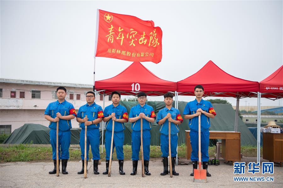 （防汛抗洪·圖文互動(dòng)）（8）在大堤上成長(zhǎng)，為人民守護(hù)——洪水中的青年“生力軍”