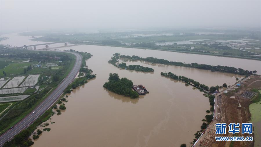 （防汛抗洪·圖文互動(dòng)）（1）洪水來(lái)襲，銅鑼聲在千年古鎮(zhèn)的雨夜響起
