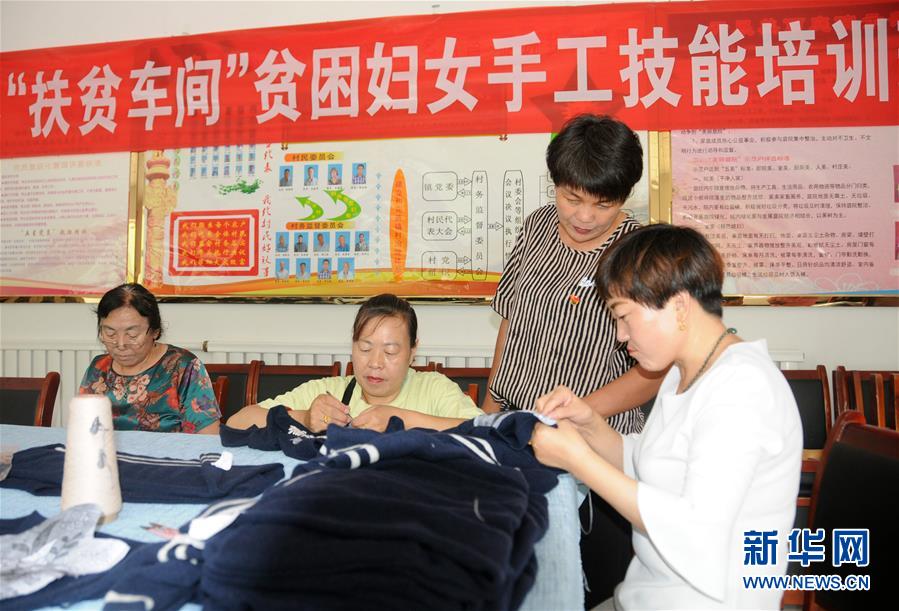 （決戰(zhàn)決勝脫貧攻堅(jiān)·圖文互動(dòng)）（1）內(nèi)蒙古河套：一雙巧手、一副棒針、一團(tuán)毛線打造貧困戶(hù)“炕頭經(jīng)濟(jì)”