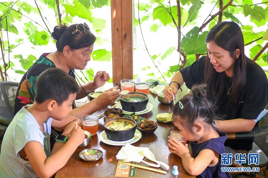 （在習(xí)近平新時(shí)代中國(guó)特色社會(huì)主義思想指引下——新時(shí)代新作為新篇章·習(xí)近平總書記關(guān)切事·圖文互動(dòng)）（6）珍惜盤中餐，狠剎浪費(fèi)風(fēng)——各地積極行動(dòng)堅(jiān)決制止餐飲浪費(fèi)