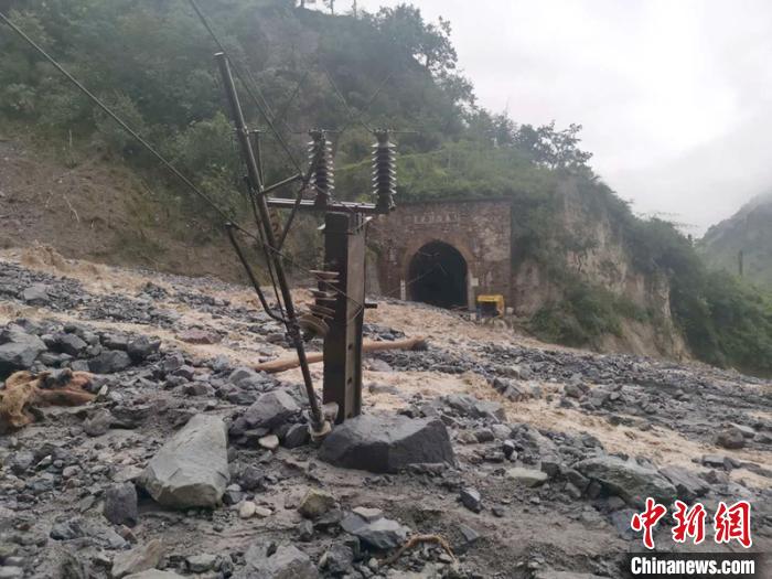 因泥石流受損的成昆鐵路區(qū)間?！ソ?攝