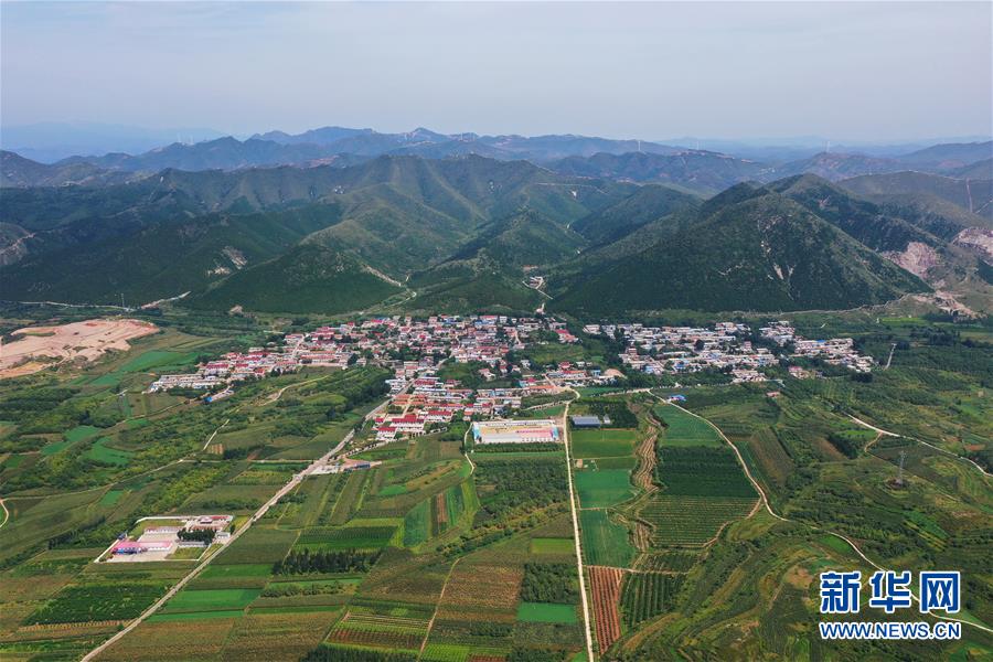（新華全媒頭條·走向我們的小康生活·圖文互動(dòng)）（13）長(zhǎng)城腳下，小康村串成“珍珠鏈”