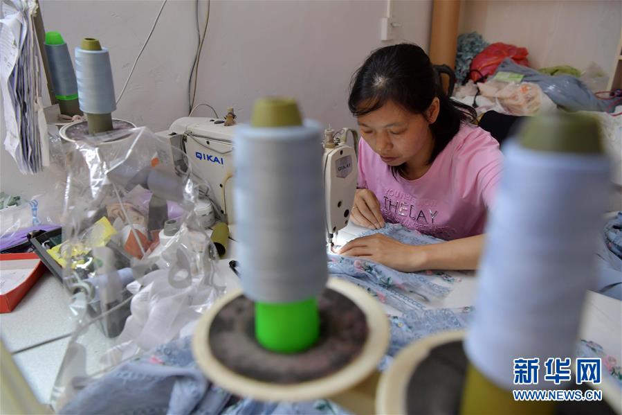 （走向我們的小康生活·圖文互動）（2）“一件衣裳”，藏著脫貧致富新天地
