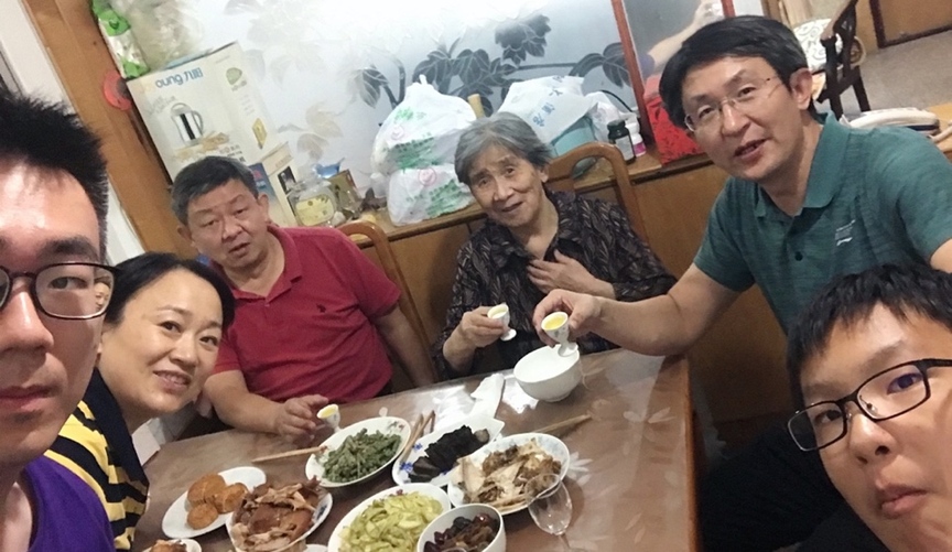 10月1日，留學生李天力（左一）在老家淄博的親戚家中與親人一起吃晚飯，共度中秋