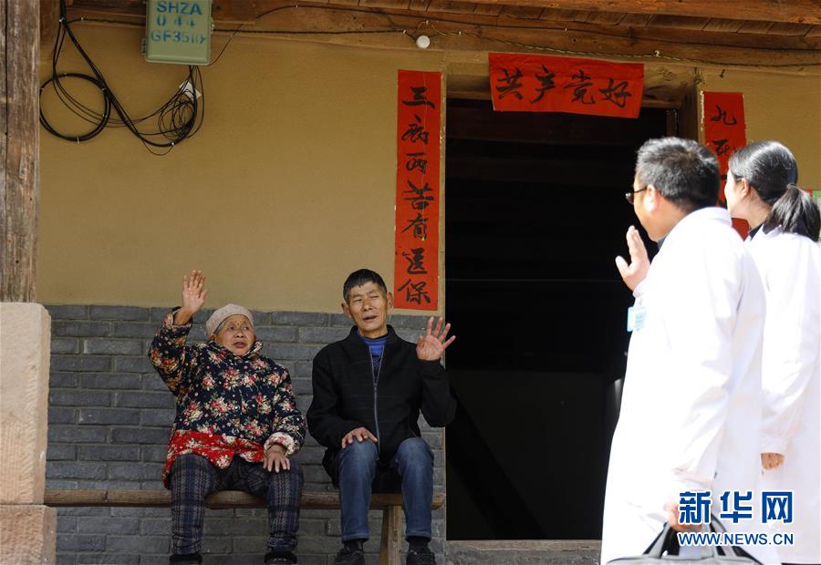 （習(xí)近平的小康故事·新華網(wǎng)·圖文互動(dòng)）（6）“真正解決好基層群眾看病難、看病貴問題”——習(xí)近平和群眾健康的故事