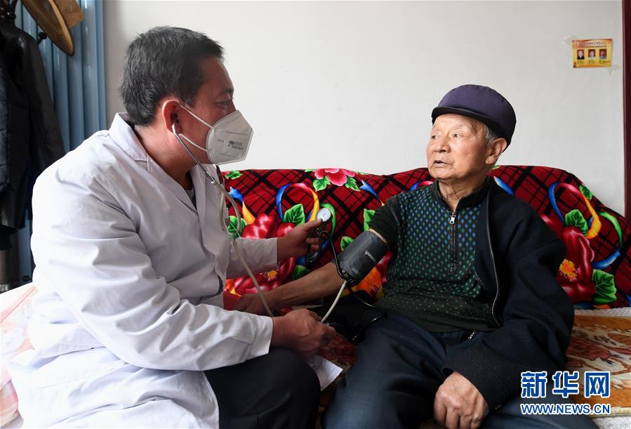 （習(xí)近平的小康故事·新華網(wǎng)·圖文互動(dòng)）（2）“真正解決好基層群眾看病難、看病貴問題”——習(xí)近平和群眾健康的故事