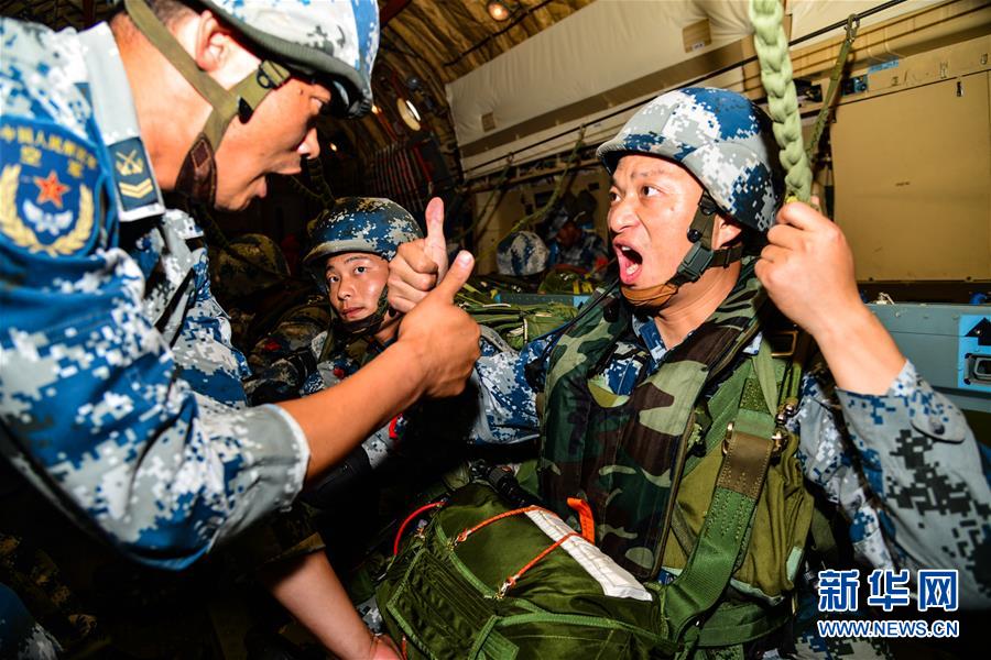 （在習近平強軍思想指引下·我們在戰(zhàn)位報告·圖文互動）（3）朵朵傘花綻放，勝戰(zhàn)精兵天降——空降兵部隊某旅教導員余海龍帶領官兵傳承黃繼光精神記事