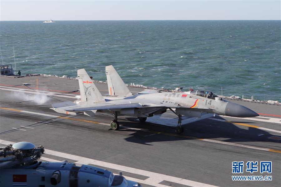 (圖文互動)(2)首批從高中招收的艦載戰(zhàn)斗機飛行員成功完成航母資質(zhì)認(rèn)證