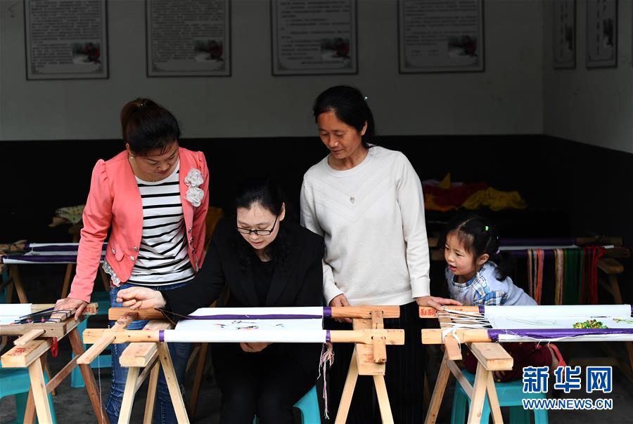 （兩會(huì)人物·圖文互動(dòng)）（1）帶娃、賺錢兩不誤——一位農(nóng)民工代表眼中的脫貧新工作