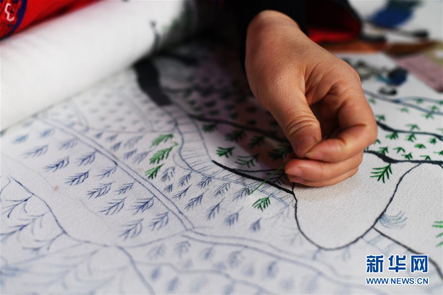（兩會(huì)人物·圖文互動(dòng)）（2）帶娃、賺錢兩不誤——一位農(nóng)民工代表眼中的脫貧新工作