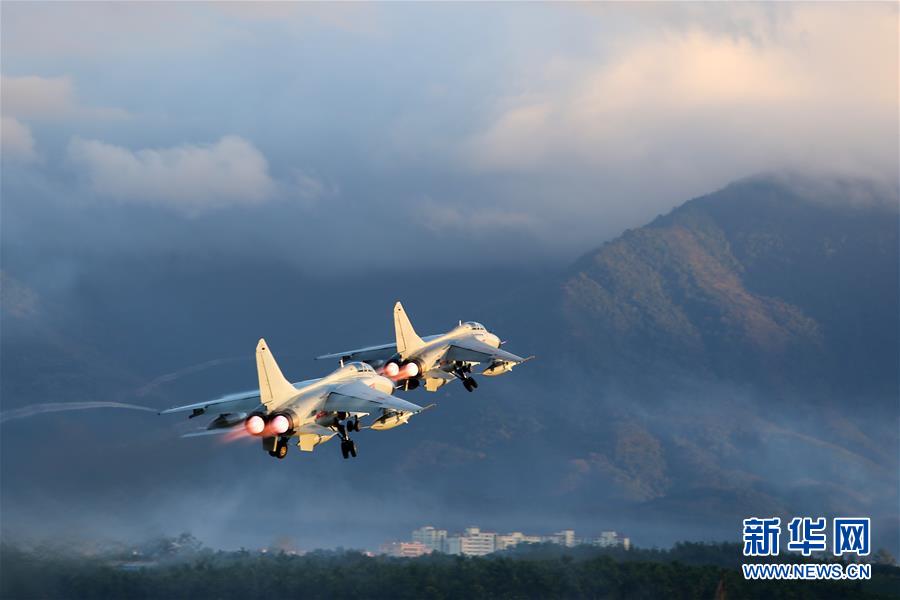 （新華全媒頭條·圖文互動(dòng)）（2）沿著中國(guó)特色強(qiáng)軍之路闊步前進(jìn)——黨中央、中央軍委領(lǐng)導(dǎo)推進(jìn)國(guó)防和軍隊(duì)建設(shè)70年紀(jì)實(shí)