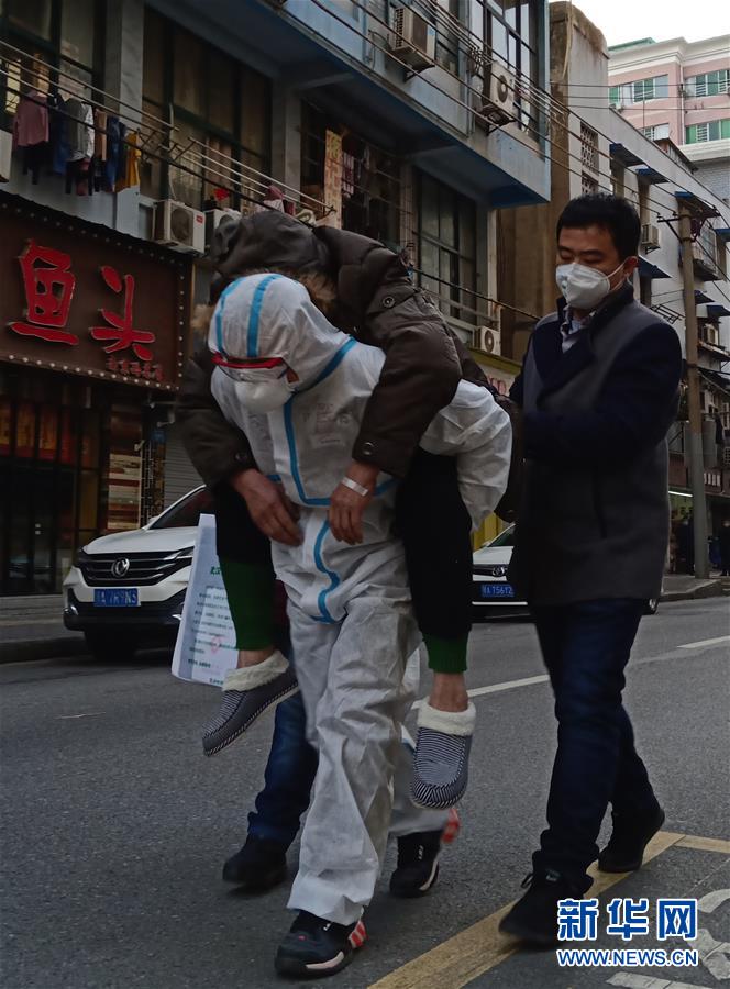 （習近平致敬的戰(zhàn)“疫”英雄·公安干警篇·圖文互動）（4）他們，抗疫一線鑄警魂