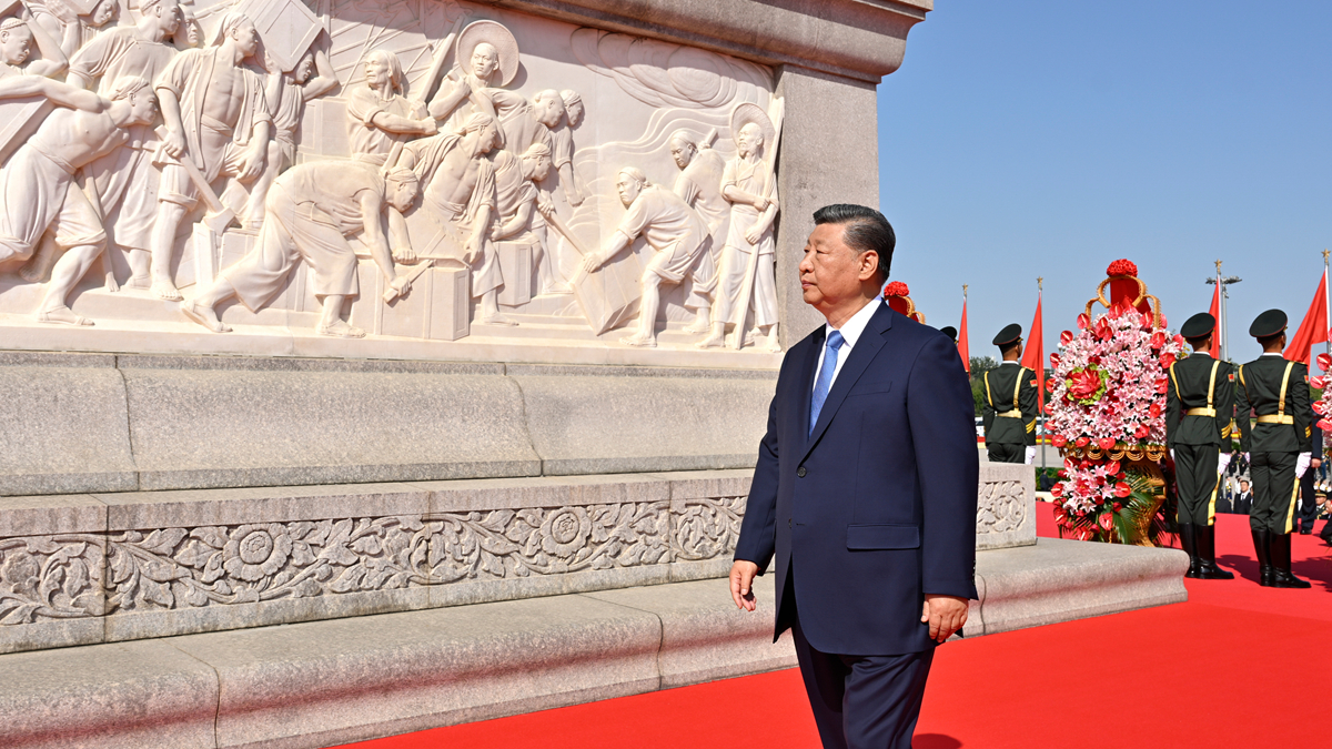 習(xí)近平等黨和國家領(lǐng)導(dǎo)人出席烈士紀念日向人民英雄敬獻花籃儀式