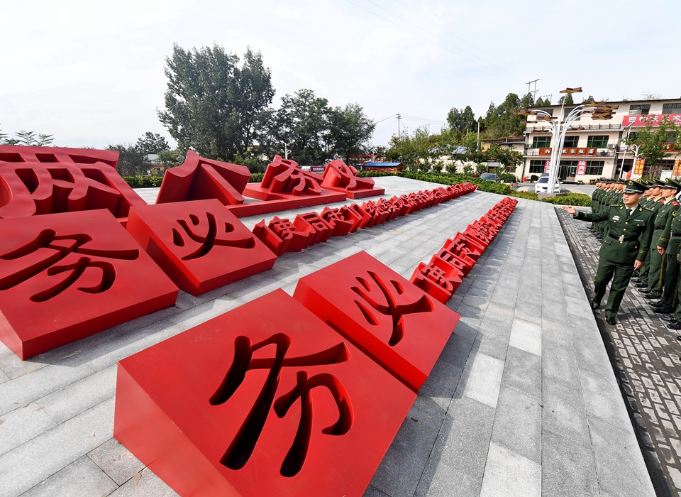 全面從嚴(yán)治黨，以更高能力和水平引領(lǐng)新時(shí)代