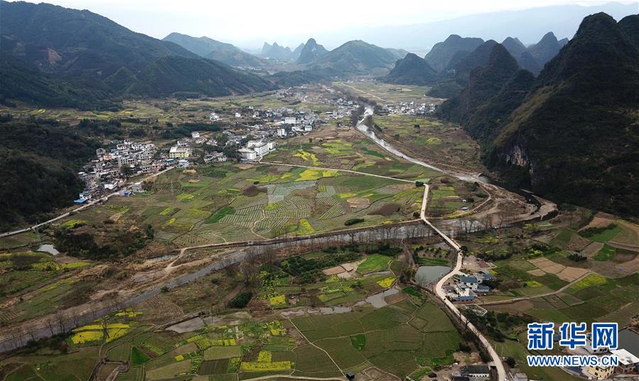 十八大以來(lái)，習(xí)近平反復(fù)強(qiáng)調(diào)“綠水青山”