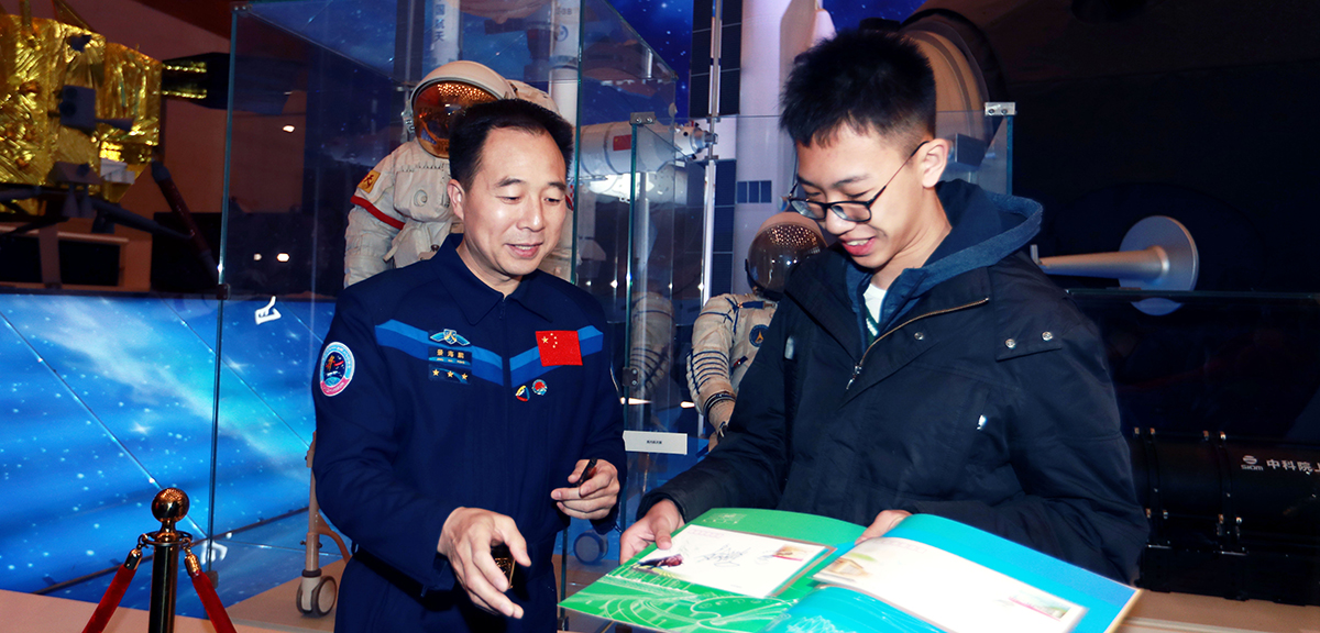 “偉大的變革——慶祝改革開放40周年大型展覽”迎來寒假參觀熱潮 現(xiàn)場(chǎng)觀眾人數(shù)突破300萬(wàn)