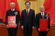 胡錦濤為獲得2012年度國(guó)家最高科學(xué)技術(shù)獎(jiǎng)的鄭哲敏院士、王小謨?cè)菏款C獎(jiǎng)