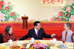 全國政協(xié)邀請(qǐng)已故黨外全國政協(xié)委員、知名人士夫人聯(lián)誼迎春 賈慶林出席