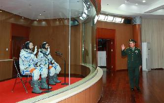 范長龍看望神舟十一號航天員景海鵬、陳冬