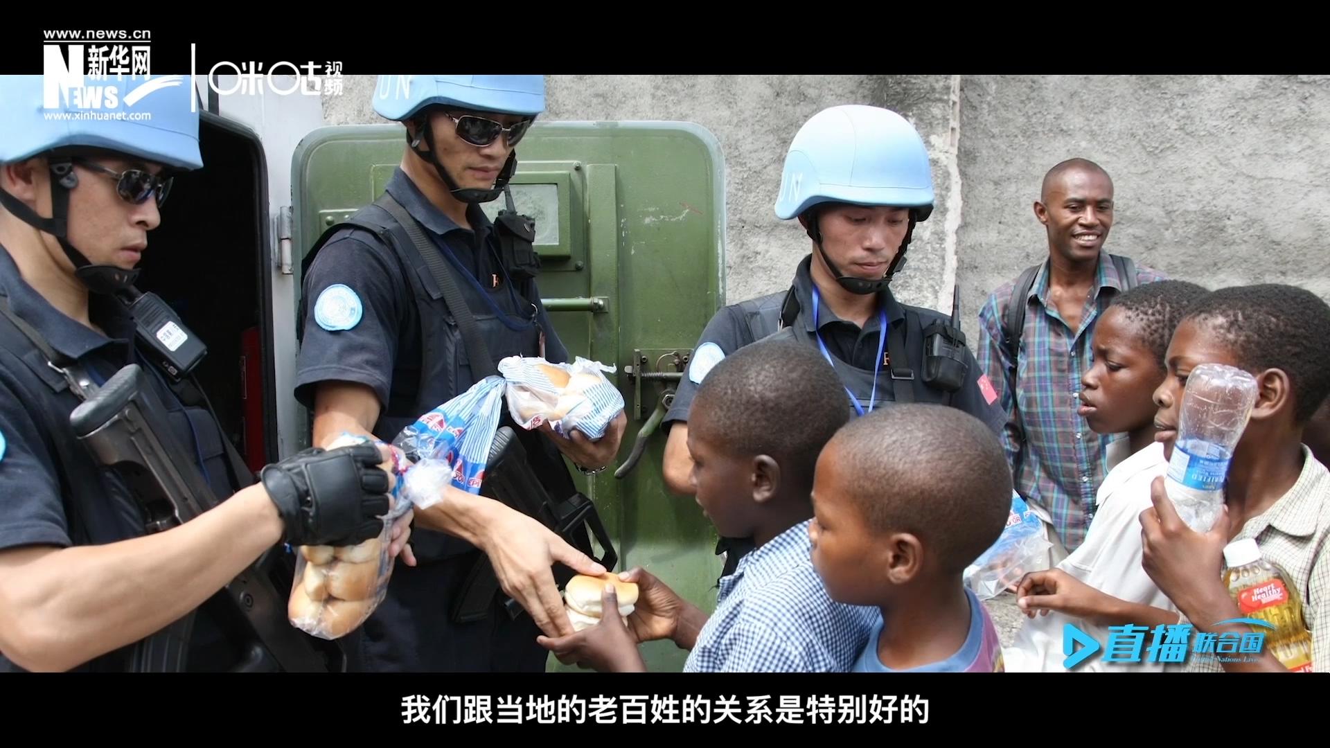 這群胸前印著五星紅旗的警察，在當(dāng)?shù)孛癖娦睦镉兄恋榈榈姆萘?，也傳遞出許多的善意與感動(dòng)。