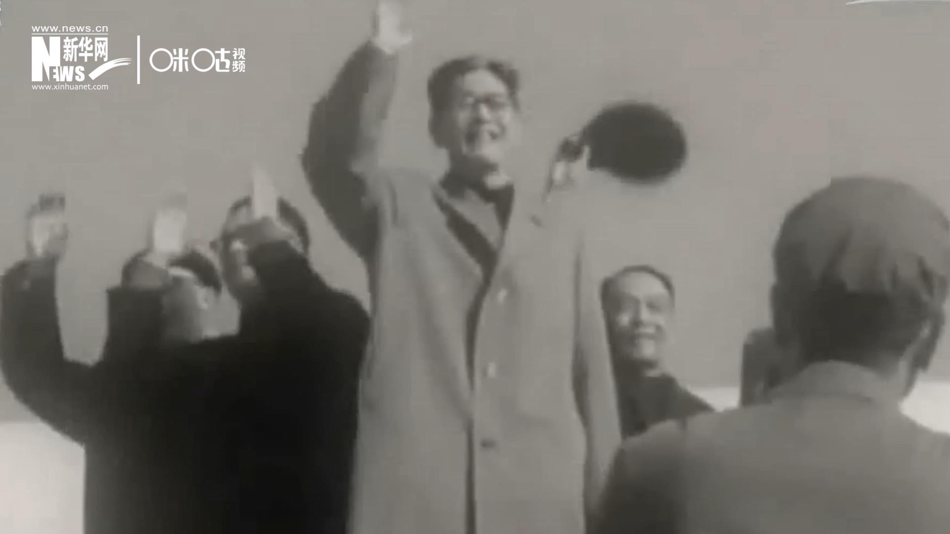 1971年11月9日，全新成立的中國聯(lián)合國代表團(tuán)在群眾的歡呼與掌聲中登上專機(jī)，正式開啟了中國的聯(lián)合國之旅。