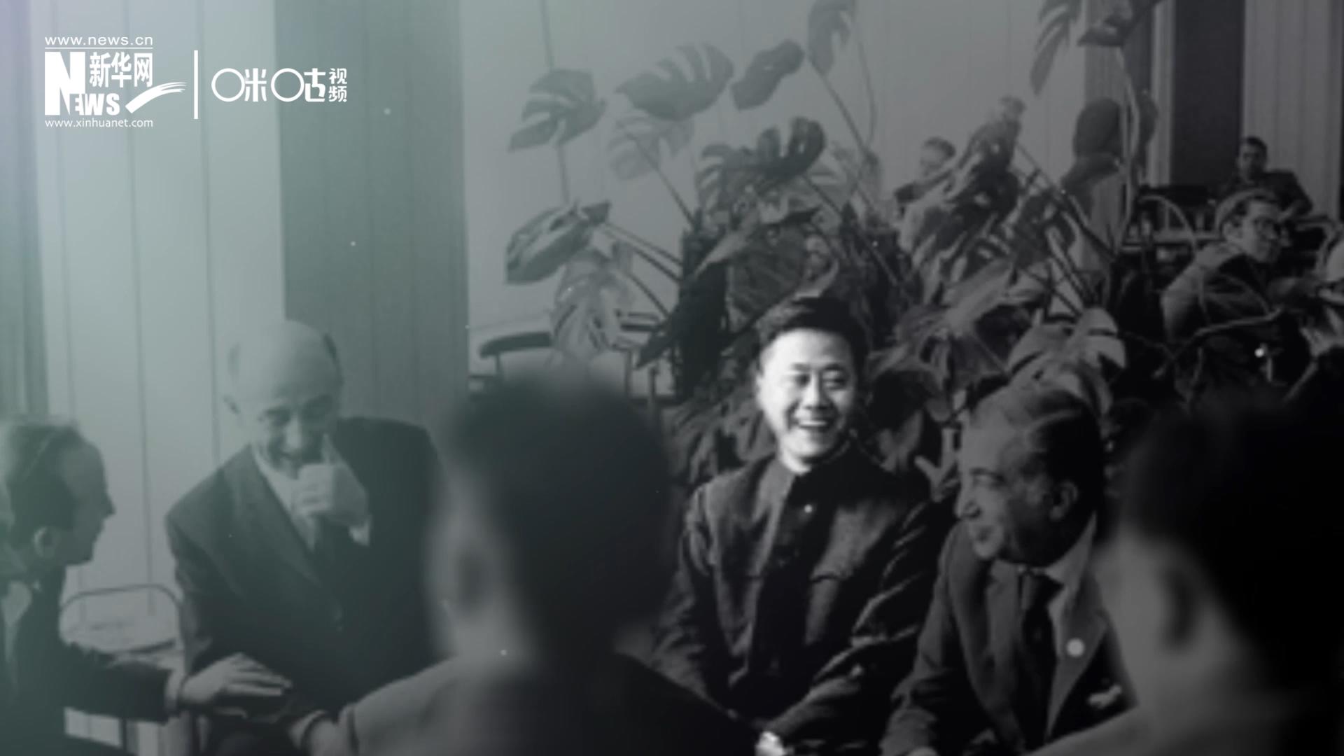 照片里的這個(gè)人是高梁，原新華社國際部記者。原本作為代表團(tuán)隨行記者的他接到通知，由他帶領(lǐng)一支先遣小組先行去紐約。