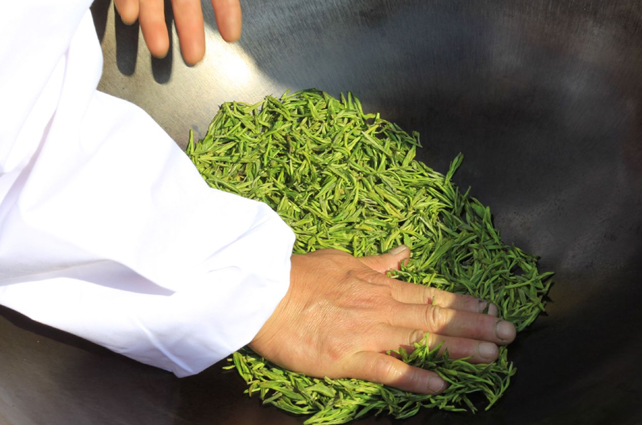 好茶占盡天時(shí)地利，炒茶師月入三五萬