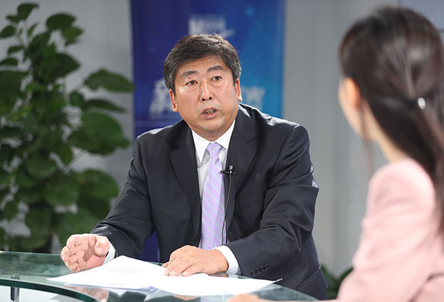 具體落在實處就是把方向，管大局，保落實