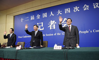 尚福林、劉士余和項俊波向記者揮手致意