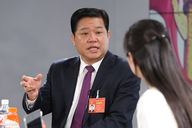 一絲不茍摘窮帽，全力以赴拔窮根