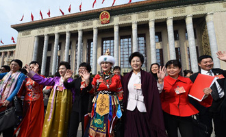 閉幕會后，代表走出人民大會堂