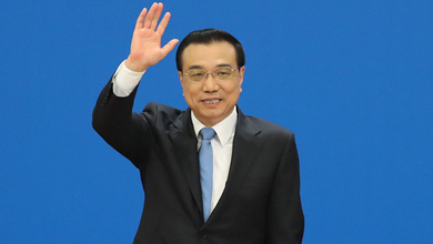 記者會(huì)結(jié)束后，李克強(qiáng)揮手致意