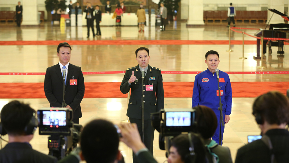 趙宏博、景海鵬、唐嘉陵代表接受采訪