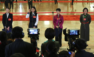 吳敏霞、杜玉濤、蒙曼、盧麗安代表接受采訪
