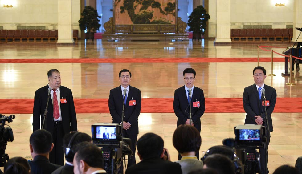 凌解放、王立平、徐川、黃一兵接受采訪