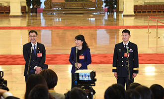 孟祥飛、李媛、曹先建代表接受采訪