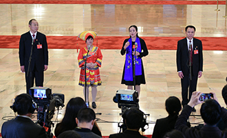 蔡松濤、杜麗群、楊小玲、賈立群代表接受采訪
