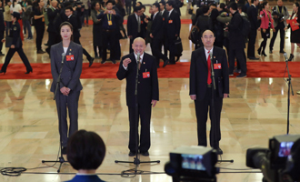 魏秋月、孟廣祿、薛晨陽代表接受采訪