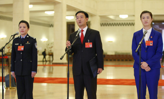 李貝、裴春亮、丁寧代表接受采訪