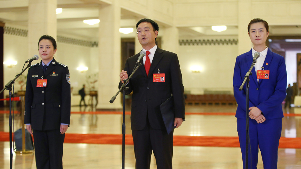 李貝、裴春亮、丁寧代表接受采訪