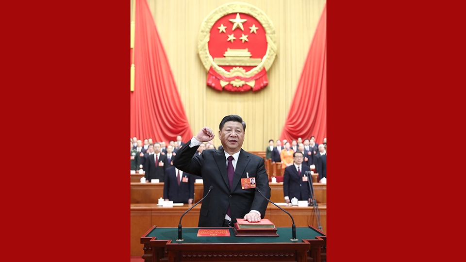 新當(dāng)選的國家主席、中央軍委主席習(xí)近平進行憲法宣誓